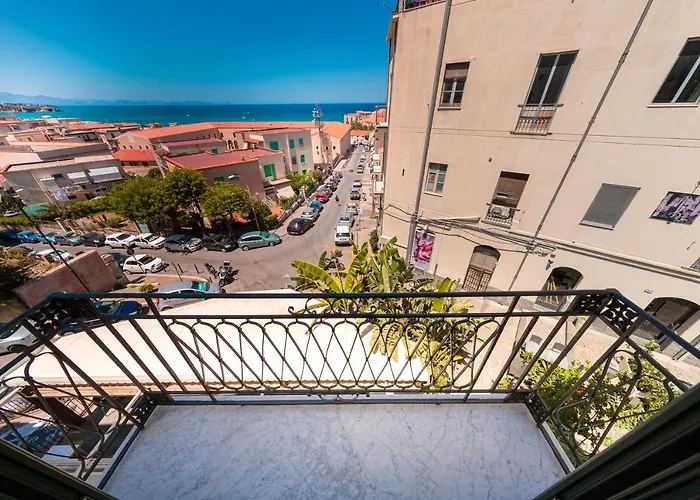 Palazzo Raho 4* تْشيفالو